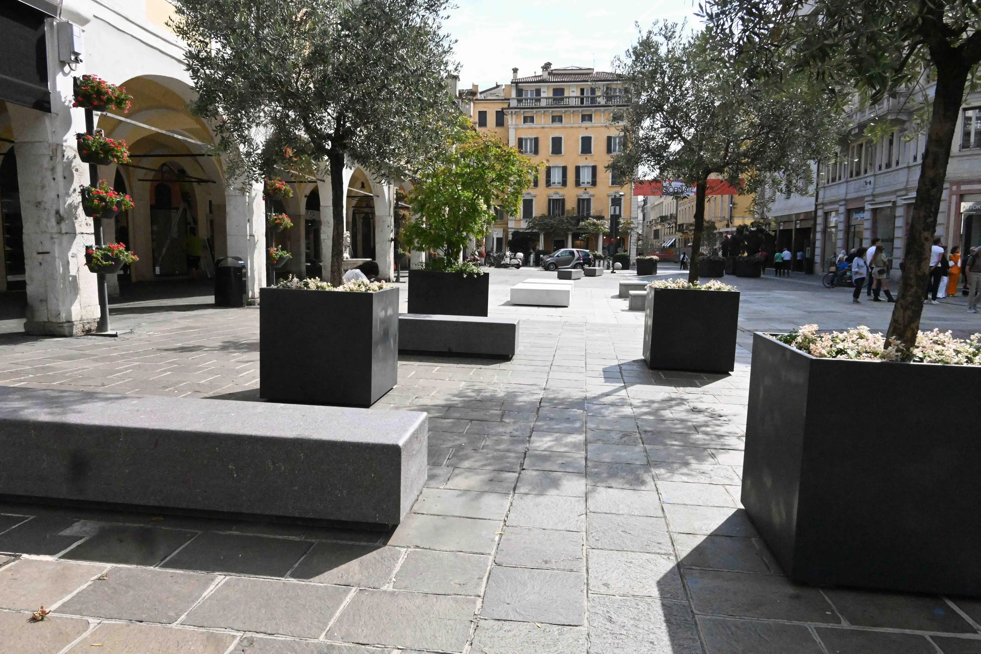 Le nuove sedute posizionata in corso Zanardelli e corso Palestro
