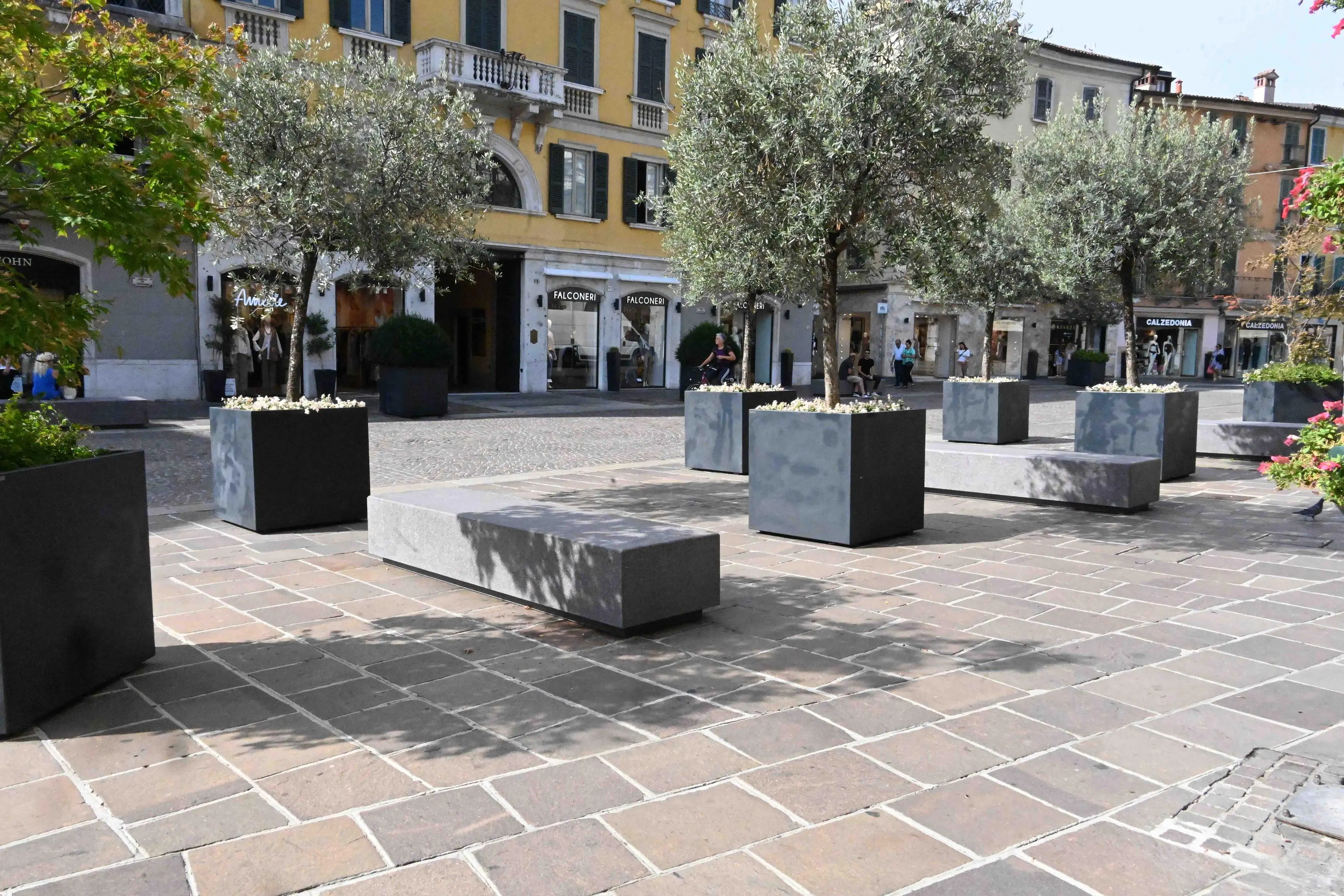 Le nuove sedute posizionata in corso Zanardelli e corso Palestro