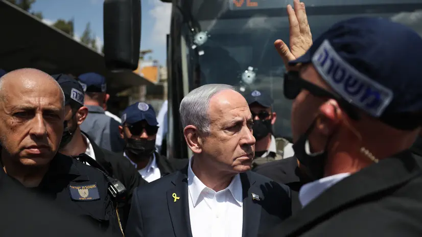 epa12361861 Israeli Prime Minister Benjamin Netanyahu (C) visits the scene of a shooting incident in Jerusalem, 08 September 2025. At least five people were killed and several others injured by gunfire after a shooting incident at Ramot Junction in Jerusalem, according to Magen David Adom (MDA), Israel's national emergency services. EPA/Ronen Zvulun / POOL
