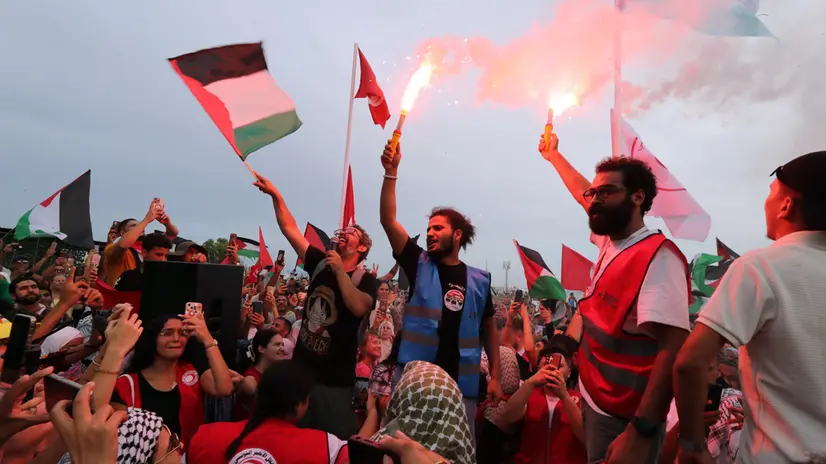 epa12361062 Pro-Palestinian supporters attend a demonstration of support for the Global Sumud Flotilla, which will arrive in the port of Sidi Bou Said, Tunisia, 07 September 2025. The Global Sumud Flotilla will depart from Tunis to Gaza on 10 September as part of a humanitarian effort. The Global Sumud flotilla is an international maritime initiative, launched and led by non-governmental organizations and aim to break the Israeli blockade of the Gaza Strip and deliver vital aid. EPA/MOHAMED MESSARA 95525