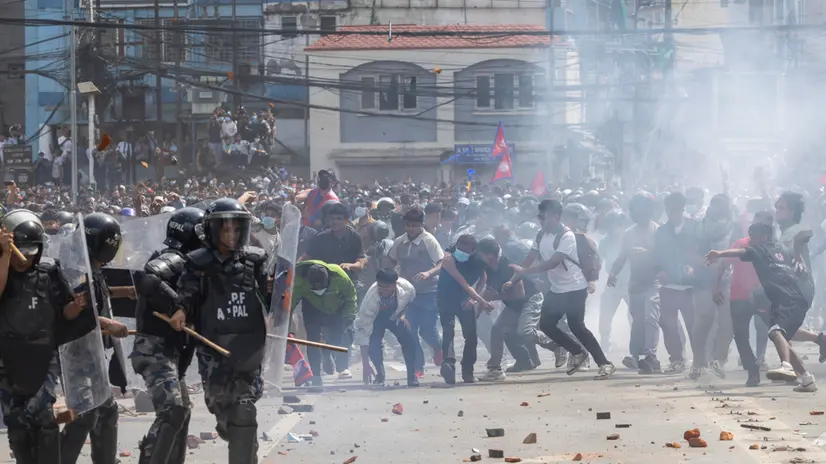 epa12362084 Protesters clash with police in front of the parliament building in Kathmandu, Nepal, 08 September 2025. Young demonstrators gathered in the capital to demand an end to corruption and the lifting of social media bans. The government shut down 26 platforms, including Facebook, YouTube, Instagram, and WhatsApp, after they refused to register in Nepal. At least six people were killed and dozens were injured during the protest. EPA/NARENDRA SHRESTHA