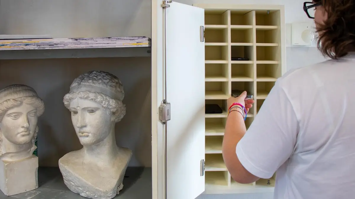 L'armadietto in cui vengono riposti i cellulari degli studenti