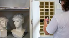 L'armadietto in cui vengono riposti i cellulari degli studenti