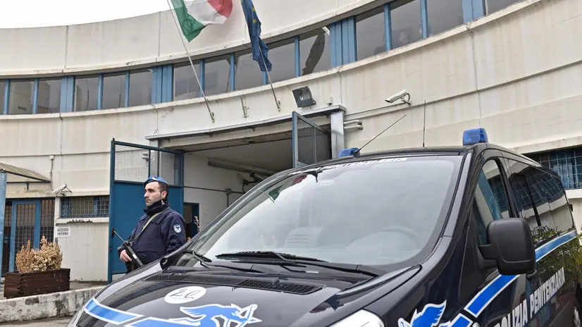 La polizia penitenziaria davanti al carcere di Sollicciano, dove si svolge il Consiglio comunale straordinario sui problemi dell'istituto penitenziario fiorentino, 11 dicembre 2017. ANSA/MAURIZIO DEGL ' INNOCENTI