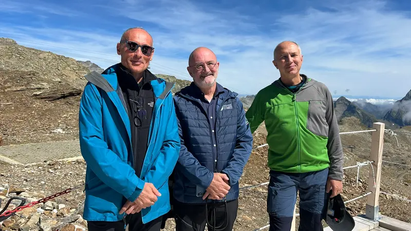 Al centro il rettore di UniBs Francesco Castelli con i professori Carmine Trecroci e Maurizio Tira - © www.giornaledibrescia.it