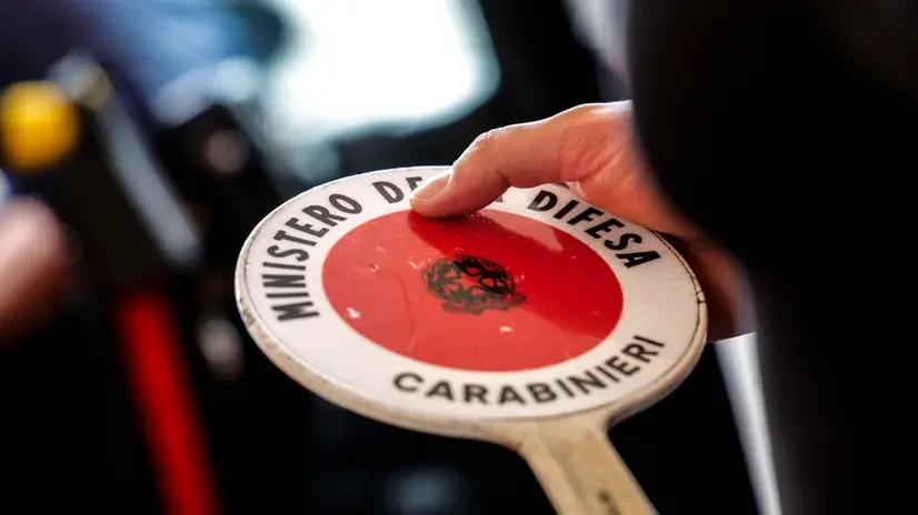 Paletta segnalita in dotazione ai Carabinieri del Nucleo Radiomobile, Roma, 12 Agosto 2025. ANSA/GIUSEPPE LAMI Sono circa 100 gli equipaggi che quotidianamente 24 ore su 24 intevengono sul territorio della capitale.
