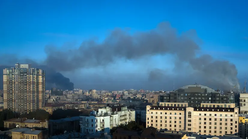epaselect epa12359133 Smoke billows over the city after Russian strikes hit central Kyiv, Ukraine, 07 September 2025, amid the Russian invasion. At least two people were killed, including a child, and dozens were injured after Russian forces launched an overnight attack over Ukraine with more than 800 drones and 13 missiles, according to the State Emergency Service of Ukraine. EPA/SERGEY DOLZHENKO
