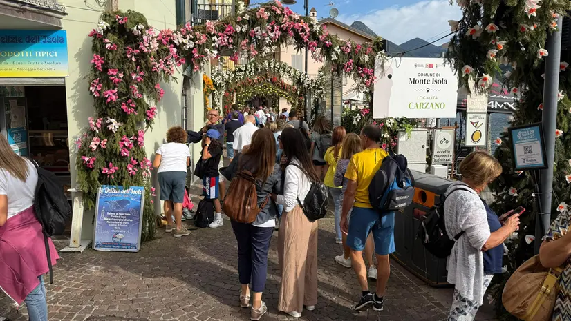 Montisola addobbata per la Festa dei fiori - © www.giornaledibrescia.it