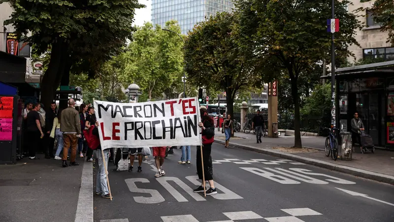 Proteste di piazza dopo il voto di sfiducia: «Macron sei il prossimo» - Foto Ansa © www.giornaledibrescia.it