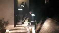 Nel fermo immagine tratto dal video della Polizia di Stato, un momento delle perquisizioni effettuate dalla polizia nei confronti di appartenenti alla formazione di estrema destra che nei giorni scorsi ha fatto irruzione in un circolo di Como, 7 dicembre 2017. Le perquisizioni sono state disposte dalla procura comasca. Gli uomini della polizia hanno perquisito le abitazioni di diversi militanti del Veneto Fronte Skinhead tra Como, Brescia, Genova, Lodi, Mantova e Piacenza. I militanti perquisiti sono indagati dalla procura di Como per violenza privata in concorso. Le perquisizioni sono state effettuate dagli agenti della Digos di Como coordinati dall'antiterrorismo. ANSA/ POLIZIA DI STATO +++ ANSA PROVIDES ACCESS TO THIS HANDOUT PHOTO TO BE USED SOLELY TO ILLUSTRATE NEWS REPORTING OR COMMENTARY ON THE FACTS OR EVENTS DEPICTED IN THIS IMAGE; NO ARCHIVING; NO LICENSING +++
