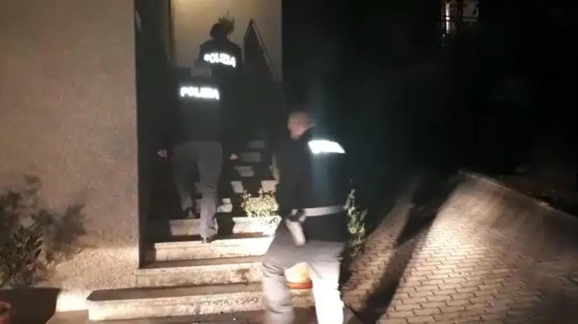 Nel fermo immagine tratto dal video della Polizia di Stato, un momento delle perquisizioni effettuate dalla polizia nei confronti di appartenenti alla formazione di estrema destra che nei giorni scorsi ha fatto irruzione in un circolo di Como, 7 dicembre 2017. Le perquisizioni sono state disposte dalla procura comasca. Gli uomini della polizia hanno perquisito le abitazioni di diversi militanti del Veneto Fronte Skinhead tra Como, Brescia, Genova, Lodi, Mantova e Piacenza. I militanti perquisiti sono indagati dalla procura di Como per violenza privata in concorso. Le perquisizioni sono state effettuate dagli agenti della Digos di Como coordinati dall'antiterrorismo. ANSA/ POLIZIA DI STATO +++ ANSA PROVIDES ACCESS TO THIS HANDOUT PHOTO TO BE USED SOLELY TO ILLUSTRATE NEWS REPORTING OR COMMENTARY ON THE FACTS OR EVENTS DEPICTED IN THIS IMAGE; NO ARCHIVING; NO LICENSING +++