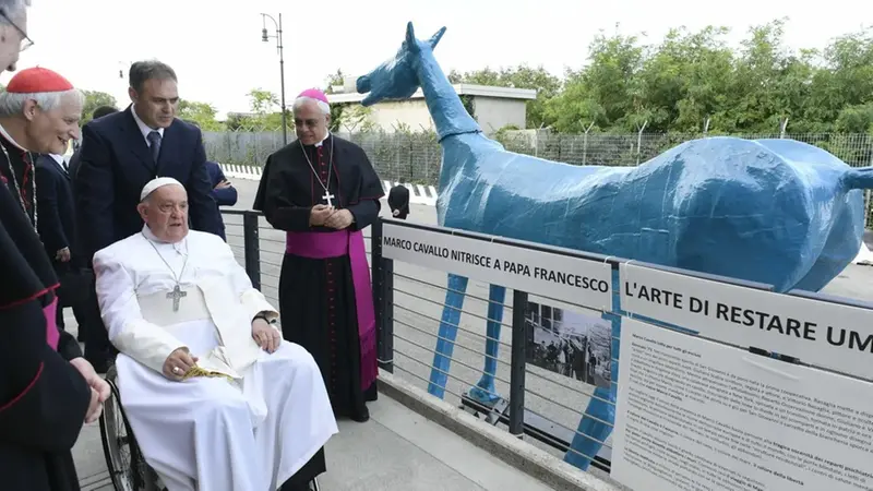 Papa Francesco accanto alla statua di Marco Cavallo - © www.giornaledibrescia.it