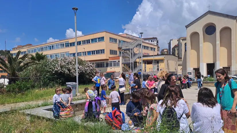 Via Napoli a Pozzuoli bambini usciti dopo scossa