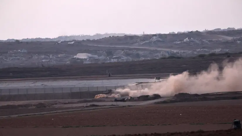 epa12362724 Israeli tanks patrol along the northern part of the Gaza border, as seen from an undisclosed location along the Israeli side of the border, 08 September 2025. EPA/ATEF SAFADI