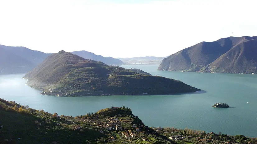Una veduta di Monte Isola e, a destra, la piccola isola di Loreto © www.giornaledibrescia.it