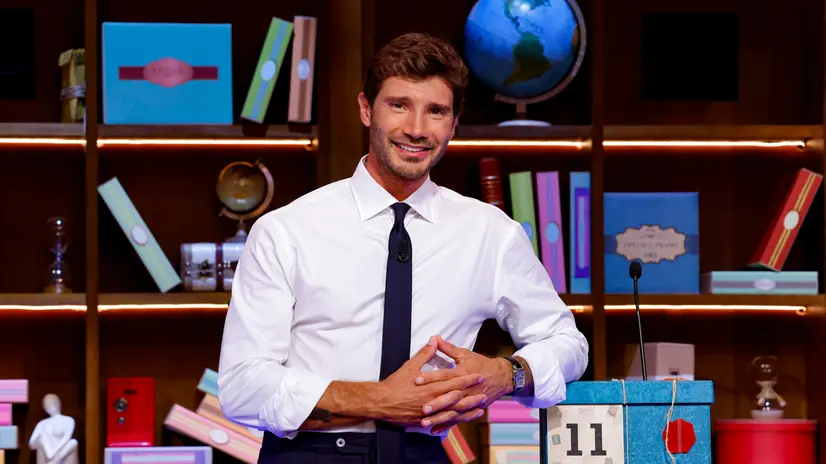 Stefano De Martino posa per i fotografi nello studio televisivo della trasmissione ‘Affari Tuoi’ in onda su Rai Uno, Roma 2 settembre 2025. ANSA/FABIO FRUSTACI