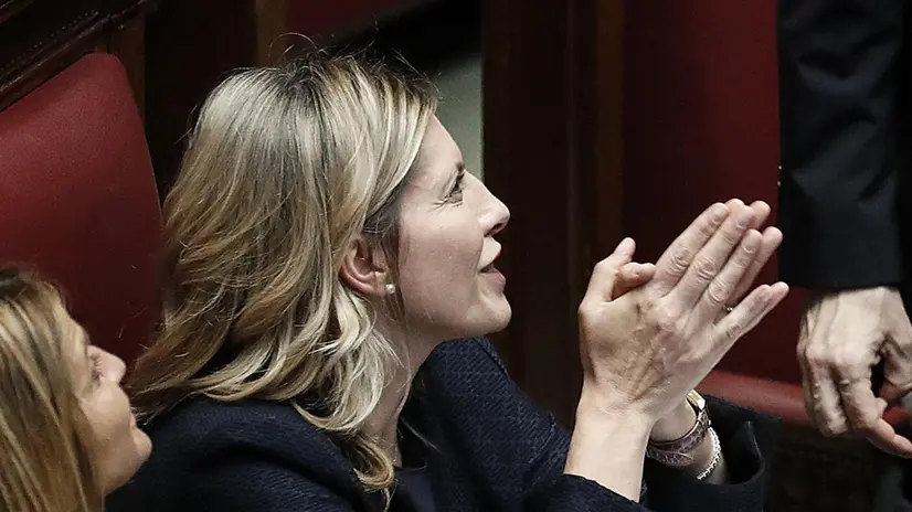 La capogruppo di Forza Italia Mariastella Gelmini (D) con la deputata Giusi Bartolozzi durante la discussione in Aula del disegno di legge sull'Autorità di regolazione per energia reti e ambiente (ARERA), Camera dei Deputati, Roma, 7 maggio 2018. ANSA/RICCARDO ANTIMIANI