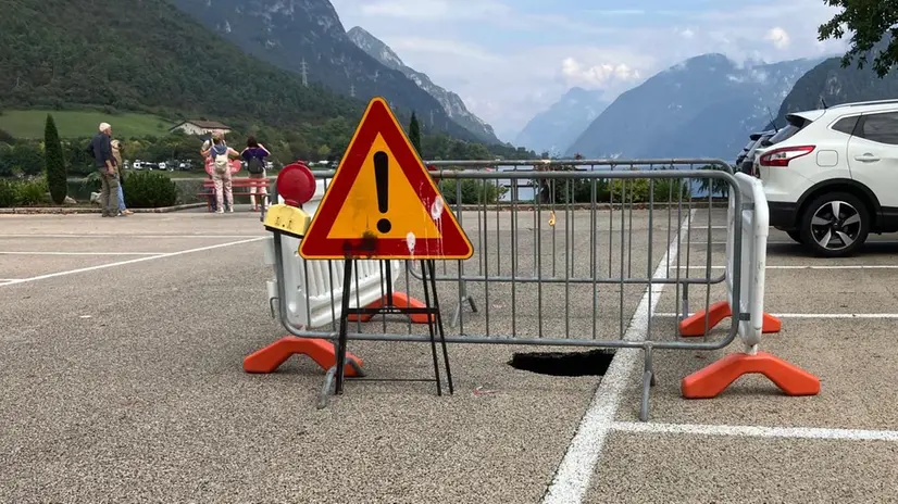 La buca che si è aperta nel parcheggio - © www.giornaledibrescia.it