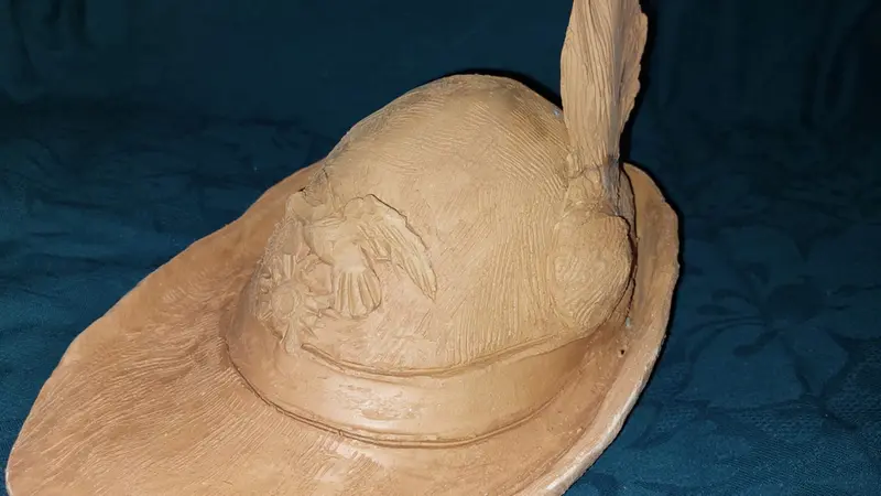 La scultura di Raffaella Ragnoli: un cappello degli Alpini in creta - © www.giornaledibrescia.it