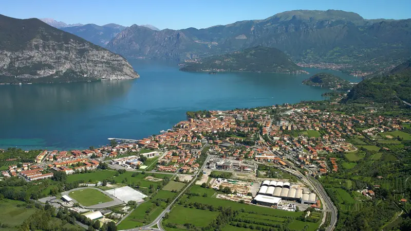 Una veduta aerea di Iseo e del Sebino