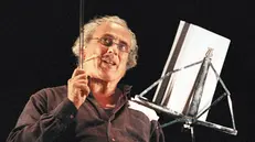 Stefano Benni durante uno spettacolo teatrale - Foto Ansa © www.giornaledibrescia.it