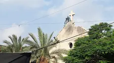Una delle immagini in cui si vedono colonne di fumo causate da esplosioni non distanti dalla stessa parrocchia, dove attualmente vivono circa cinquecento persone, postata sui social dal parroco di Gaza, padre Gabriel Romanelli, 13 agosto 2025. FACEBOOK / GABRIEL ROMANELLI +++ ATTENZIONE: L'ANSA NON POSSIEDE I DIRITTI DI QUESTA FOTO CHE NON PUO' ESSERE PUBBLICATA SENZA L'AUTORIZZAZIONE DELLA FONTE DI ORIGINE CUI SI RINVIA +++ NPK +++