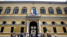 Giornalisti e cameramen all’ingresso della Questura per l’inizio dell’incidente probatorio per il delitto di Garlasco presso la Questura a Milano, 16 giugno 2025. ANSA/MOURAD BALTI TOUATI
