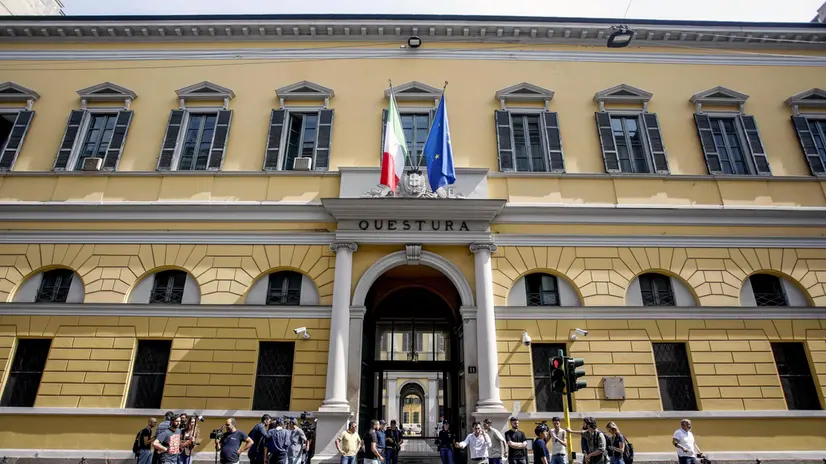 Giornalisti e cameramen all’ingresso della Questura per l’inizio dell’incidente probatorio per il delitto di Garlasco presso la Questura a Milano, 16 giugno 2025. ANSA/MOURAD BALTI TOUATI