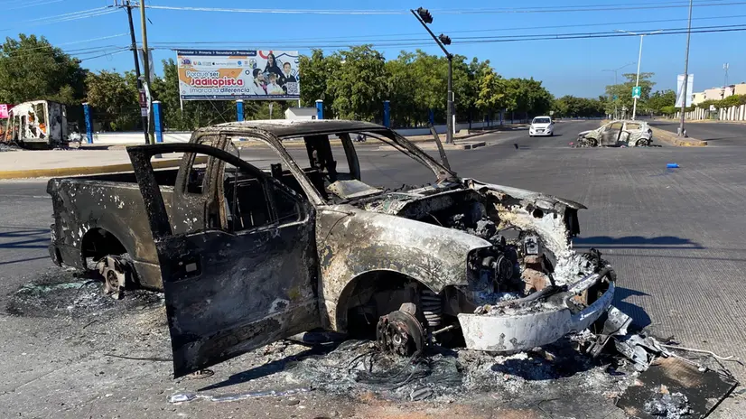epa10391493 A burnt-out vehicle after clashes between federal forces and armed groups following the capture of Ovidio Guzman, an alleged drug trafficker and the son of 'Chapo' Guzman, in the city of Culiacan, state of Sinaloa, Mexico, 05 January 2023. In the midst of strong security Guzman was transferred to the same prison where his father had previously escaped. As part of a security strategy and in order to not make the information public, the Mexican authorities first sent a convoy of eight vehicles that left around 5:30 p.m. (23:30 GMT) from the Specialized Prosecutor for Organized Crime (Femdo) building in Mexico City and after 6:00 p.m. (00:15 GMT) a helicopter departed from the same place. EPA/Juan Carlos Cruz