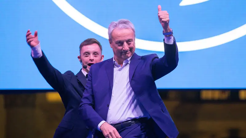 Pasini saluta i tifosi in piazza Loggia - Foto New Reporter Nicoli © www.giornaledibrescia.it