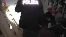 (Fermo immagine)Tredici arresti, 15 denunce, sequestri di armi ,droga e di uno jammer. E' il bilancio di una vasta operazione della polizia di Stato in diverse province del Nord della Puglia, in particolare nei centri ad alta densità criminale di Cerignola, Andria e Bitonto, luoghi di spaccio e intimidazioni. Impegnati 400 poliziotti che hanno setacciato il territorio con perquisizioni, rastrellamenti, posti di blocco e controlli . A Cerignola l'operazione si è concentrata nel quartiere noto come "Fort Apache" per le attività di spaccio e ritenuto centro di pianificazione di molti assalti a furgoni portavalori in tutta Italia. ANSA/Polizia +++ ANSA PROVIDES ACCESS TO THIS HANDOUT PHOTO TO BE USED SOLELY TO ILLUSTRATE NEWS REPORTING OR COMMENTARY ON THE FACTS OR EVENTS DEPICTED IN THIS IMAGE; NO ARCHIVING; NO LICENSING +++ NPK
