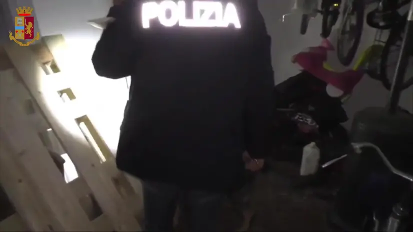 (Fermo immagine)Tredici arresti, 15 denunce, sequestri di armi ,droga e di uno jammer. E' il bilancio di una vasta operazione della polizia di Stato in diverse province del Nord della Puglia, in particolare nei centri ad alta densità criminale di Cerignola, Andria e Bitonto, luoghi di spaccio e intimidazioni. Impegnati 400 poliziotti che hanno setacciato il territorio con perquisizioni, rastrellamenti, posti di blocco e controlli . A Cerignola l'operazione si è concentrata nel quartiere noto come "Fort Apache" per le attività di spaccio e ritenuto centro di pianificazione di molti assalti a furgoni portavalori in tutta Italia. ANSA/Polizia +++ ANSA PROVIDES ACCESS TO THIS HANDOUT PHOTO TO BE USED SOLELY TO ILLUSTRATE NEWS REPORTING OR COMMENTARY ON THE FACTS OR EVENTS DEPICTED IN THIS IMAGE; NO ARCHIVING; NO LICENSING +++ NPK