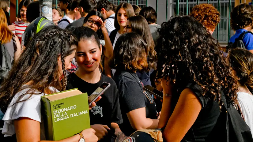 Studentesse e studenti con il vocabolario di italiano sotto braccio aspettano l'apertura della scuola al liceo Mercalli di Napoli, 21 giugno 2023. Da stamattina oltre 536.000 studenti saranno alle prese in Italia con gli esami di Maturità. E quest'anno si torna alla formula pre-Covid, con due scritti e un colloquio. Oggi si parte con la prima prova, quella di Italiano. ANSA/CIRO FUSCO Final exam at the Mercalli high school in Naples, 21 June 2023. From this morning over 536,000 students in Italy will be grappling with the final exams. And this year we return to the pre-Covid formula, with two writings and an interview. Today we start with the first test, that of Italian. ANSA/CIRO FUSCO