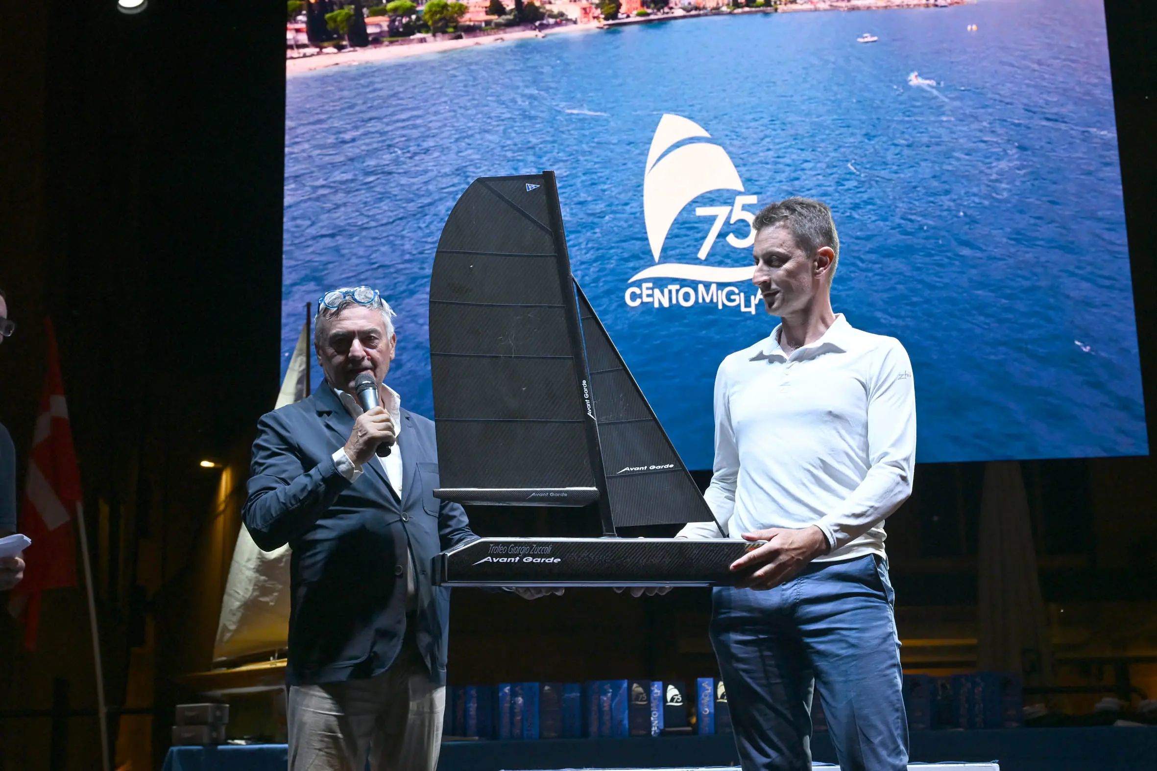 SPORT VELA BOGLIACO 75 CENTOMIGLIA REGATA TROFEO GORLA PREMIAZIONI NELLA FOTO FRANCESCO CAPUCCINI CONSEGNA PREMIO A TONINI  AVAN GARDE 7/09/2025 newreporter©favretto