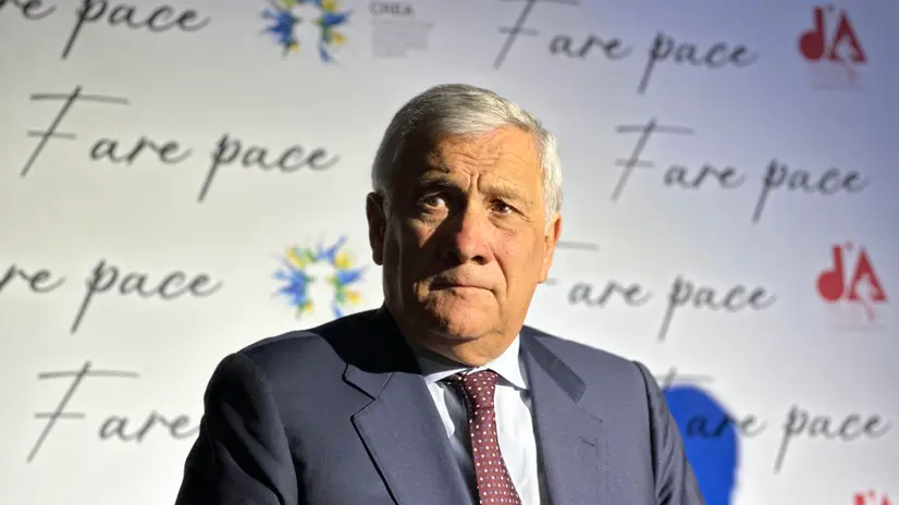 Il ministro degli Esteri, Antonio Tajani, ha ricevuto il premio "Fare pace", assegnatogli dalla Fondazione Consiglio Regionale Eventi (Crea) per l'impegno profuso nella promozione del dialogo fra Israele e Paesi arabi e per il sostegno concreto alla popolazione di Gaza, in un evento a Pescara, nell'ambito del festival Dannunziano, 4 settembre 2025. ANSA/LORENZO DOLCE