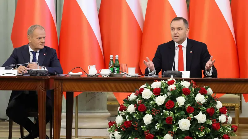 Da sinistra, Donald Tusk e Karol Nawrocki insieme a Varsavia - Foto Ansa © www.giornaledibrescia.it