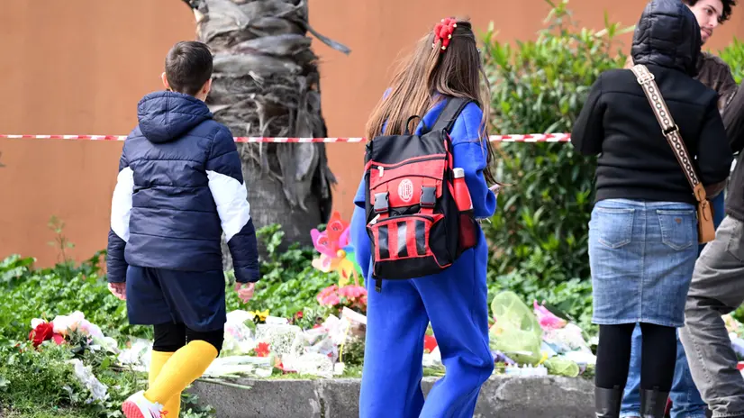 Persone in preghiera sul luogo dell’omicidio di Sara Campanella. Messina, 02 aprile 2025. ANSA/CARMELO IMBESI