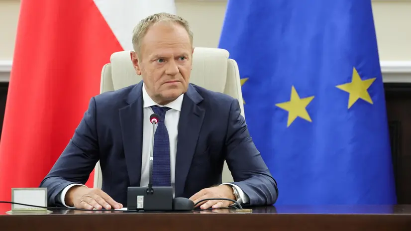 epa12366535 Prime Minister Donald Tusk speaks during an extraordinary government meeting at the Chancellery of the Prime Minister in Warsaw, Poland, 10 September 2025, held in connection with the nighttime violation of Polish airspace by Russian drones. EPA/Szymon Pulcyn POLAND OUT