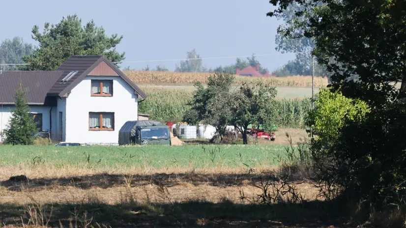 epa12366789 Emergency services inspect the site of Russian drone crash Poland, in Mniszkow, south-central Poland, 10 September 2025. ussian drones repeatedly violated Polish airspace overnight. EPA/MARIAN ZUBRZYCKI POLAND OUT