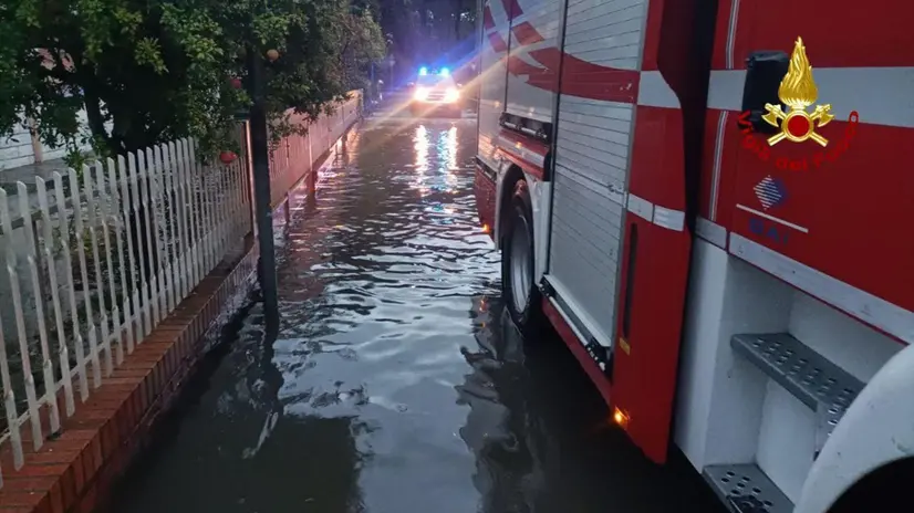 Piove ininterrottamente da ieri in provincia di Forlì-Cesena ma al momento nelle zone pesantemente colpite dall'alluvione del 2023 la situazione non presenta importanti criticità. Forlì bagnata ma non allagata, i fiumi - Montone e Ronco - sono al momento sotto il livello di guardia. I vigili del fuoco del comando di Forlì-Cesena sono stati impegnati nella nottata per diversi interventi sul territorio, una ventina, principalmente per alberi pericolanti e allagamenti. Anche il fiume Savio a Cesena è in piena, ma al momento il suo livello non è allarmante. Si segnala nei campi agricoli qualche parziale allagamento perché il terreno, intriso d'acqua, non la riceve più. ANSA/US VIGILI DEL FUOCO +++ NO SALES, EDITORIAL USE ONLY +++ NPK +++