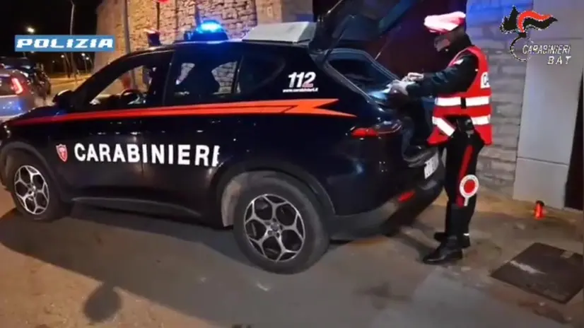 Una immagine relativa alla vasta operazione congiunta condotta dalla polizia di Stato e dell'arma dei carabinieri, che hanno arrestato 15 persone (7 in carcere, 8 ai domiciliari) ed eseguito altre 11 misure cautelari tra obbligo di dimora e presentazione quotidiana alla polizia giudiziaria, 10 dicembre 2024. L'indagine condotta dalla polizia stradale di Bari e dai carabinieri della sezione operativa della compagnia di Barletta, coordinata dalla procura della Repubblica di Foggia, nasce da un'approfondimento sui reiterati furti, ricettazione e riciclaggio di veicoli, che vengono impiegati nel redditizio mercato clandestino italiano ed estero di vendita dei pezzi di ricambio. ANSA/ POLIZIA DI STATO +++ ANSA PROVIDES ACCESS TO THIS HANDOUT PHOTO TO BE USED SOLELY TO ILLUSTRATE NEWS REPORTING OR COMMENTARY ON THE FACTS OR EVENTS DEPICTED IN THIS IMAGE; NO ARCHIVING; NO LICENSING +++ NPK +++