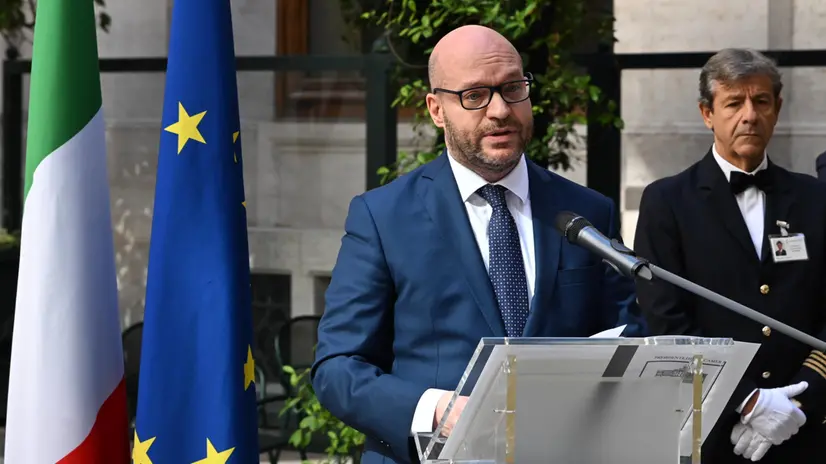 Il presidente della Camera, Lorenzo Fontana, nel corso della cerimonia d'inaugurazione dell'opera scultorea "Look Down" dell'artista Jago nel cortile di Montecitorio, Roma 26 giugno 2025. ANSA/MAURIZIO BRAMBATTI