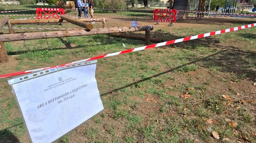 Bambino schiacciato da trave in parco giochi, è grave