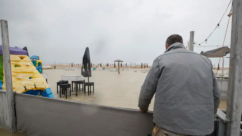 MALTEMPO, FORTE MAREGGIATA SULLA COSTA ROMAGNOLA. Juri Altini titolare del Bagno Big Mama a Marina di Ravenna completamente invaso dall' acqua Foto Fabrizio Zani / Pasquale Bove