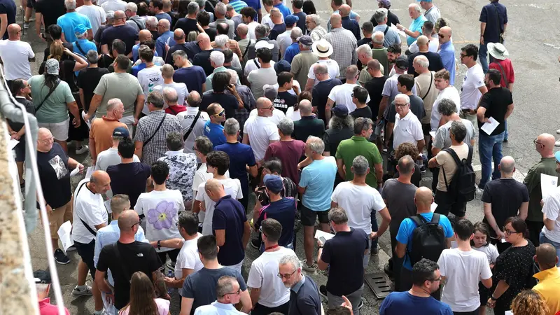 Tifosi in coda per acquistare un abbonamento - © www.giornaledibrescia.it