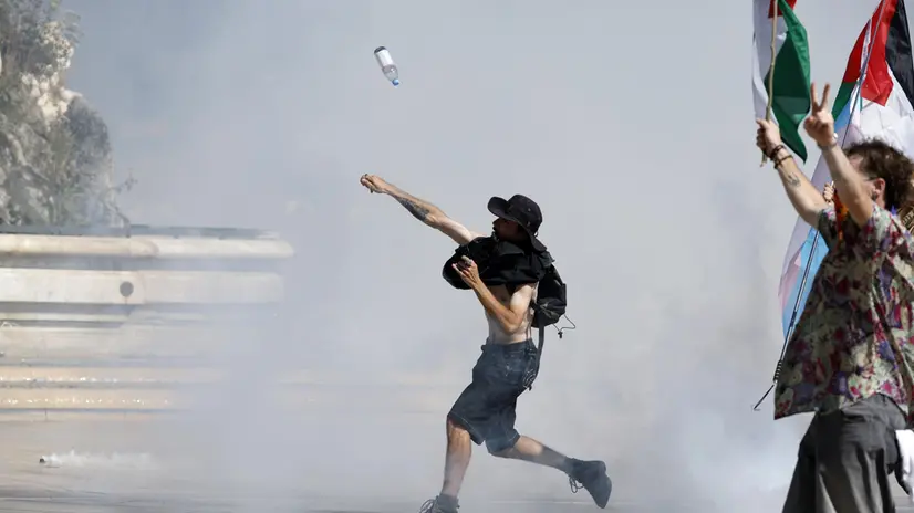 epa12367427 Protesters clash against the police during a protest against austerity measures at a rally following a call for action by the 'Bloquons tout' (Block everything) collective in Montpellier, France, 10 September 2025. To protest against the outgoing government's austerity budget, an online collective called 'Bloquons Tout' has called for everyone to block the entire country on 10 September with symbolic actions. France will deploy 80,000 police officers and gendarmes with instructions to stand firm against protesters. EPA/GUILLAUME HORCAJUELO