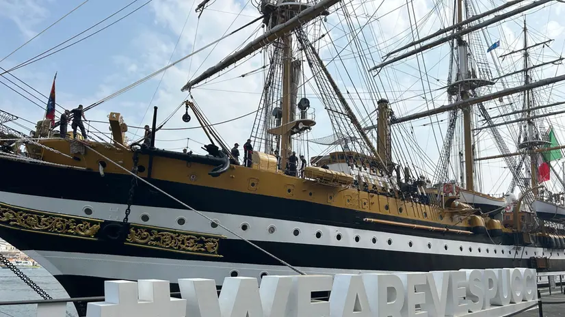 Le operazioni di disormeggio dell'Amerigo Vespucci a Genova, 15 giugno 2025. ANSA/DOMENICO PALESSE