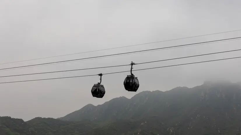 epa12075126 People ride cable cars while visiting the Great Wall of China, near Beijing, China, 05 May 2025. During the May Day national holiday, observed in China over a period of five days from 01 until 05 May, popular tourist spots become very crowded. EPA/JESSICA LEE