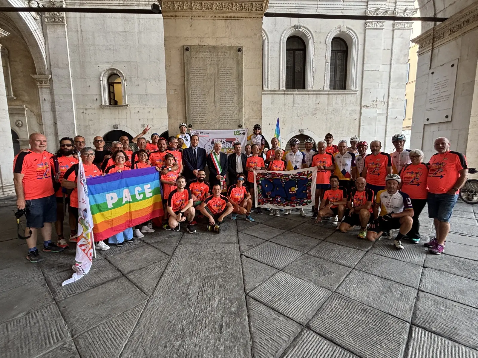 L'arrivo di «Per...corri la pace» in piazza Loggia