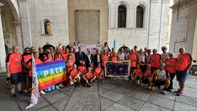 L'arrivo di «Per...corri la pace» in piazza Loggia